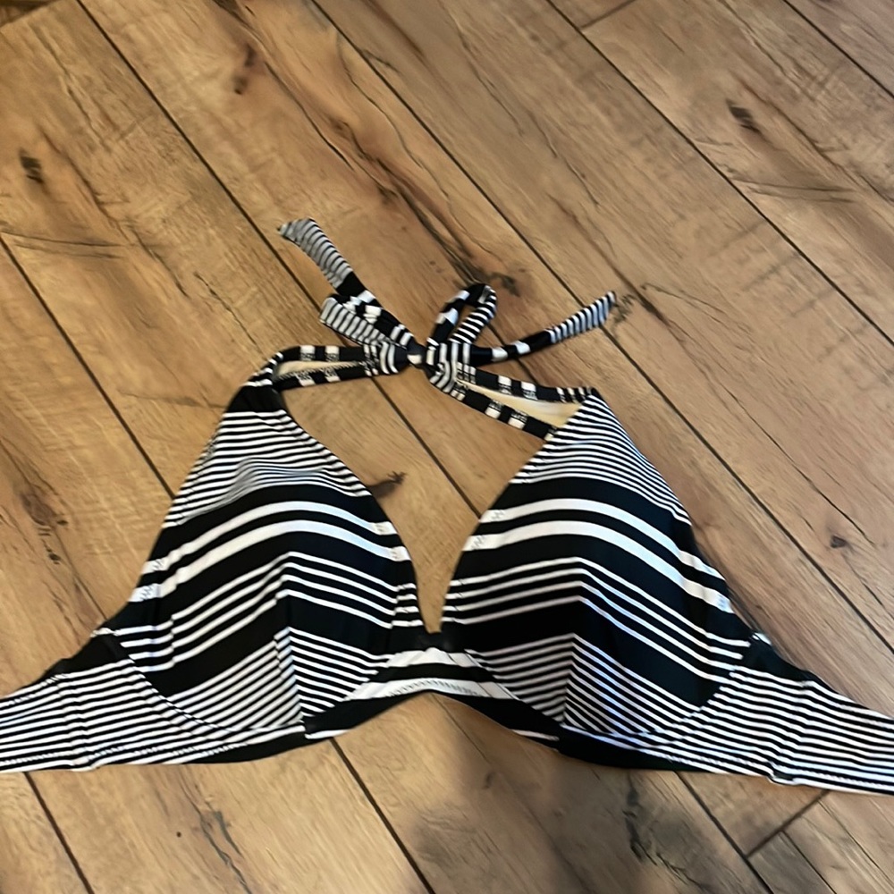 Old Navy swimsuit top. Large. Black and white. Never worn.